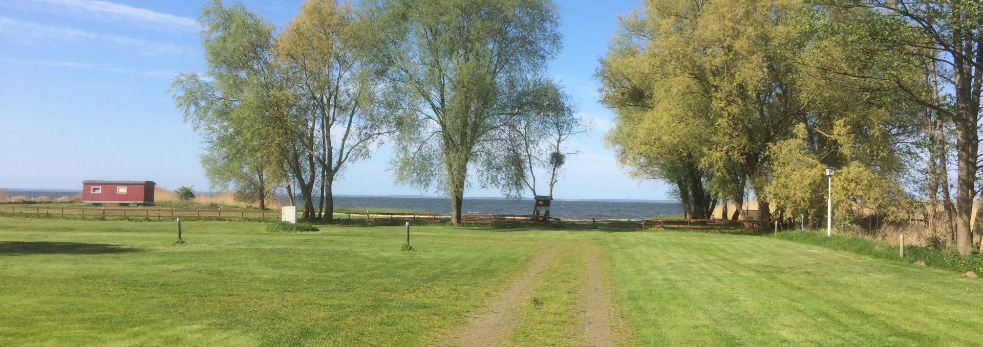 Der Ferienpark Ueckermünde-Bellin bietet Stellplätze mit direktem Zugang und Blick zum Strand am Stettiner Haff., © Ferienpark Ueckermünde-Bellin GmbH