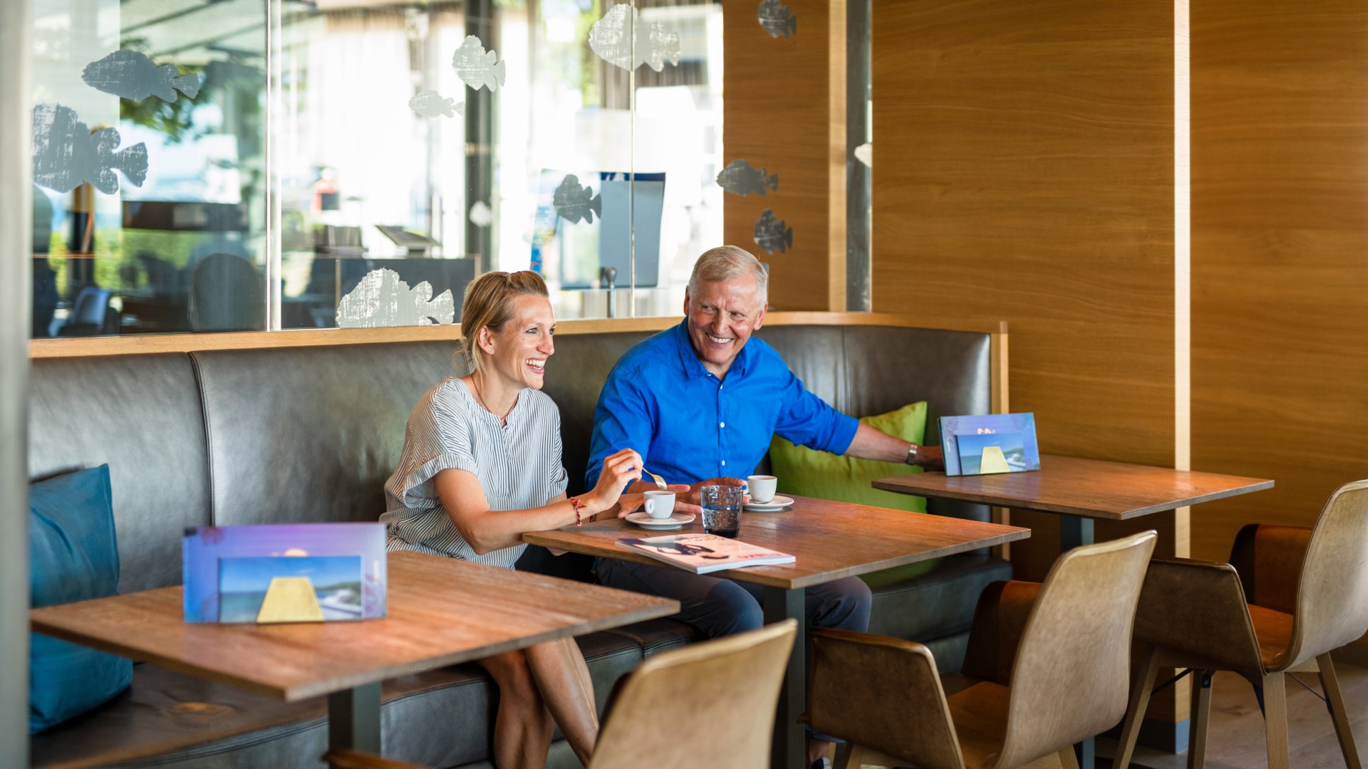 Längst mit im Boot: Wolfgang Schewe mit Tochter Johanna im Restaurant des Hotel am Meer , © TMV/Tiemann