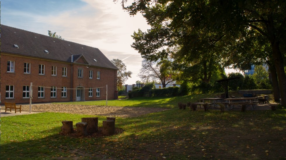 Parkähnliches Außengelände mit Grillplatz, © DJH MV / Danny Gohlke