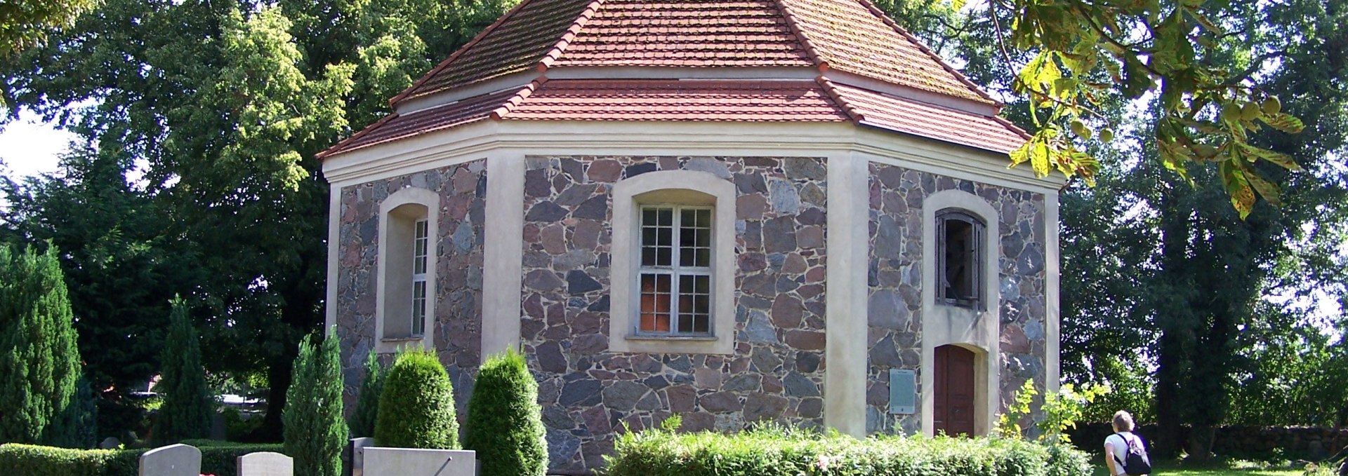 Die achteckige Kirche bietet schon durch ihren Grundriss eine architektonische Besonderheit, © Kurverwaltung Feldberger Seenlandschaft