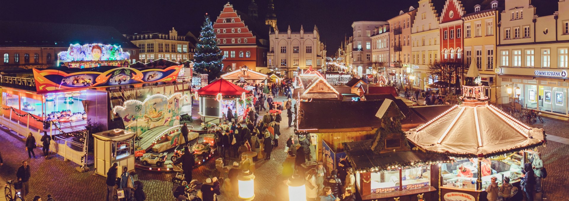 Auch dieses Jahr lockt der Greifswalder Weihnachtsmarkt wieder mit seinem gemütlichen Altstadtcharme und seiner besinnlichen Atmosphäre. Ab dem 28. November kann in die Welt des Greifswalder Weihnachtszaubers eingetaucht werden, wenn sich der Historische Marktplatz inmitten der Altstadt wieder zum Weihnachtsmarkt verwandelt., © Wally Pruß