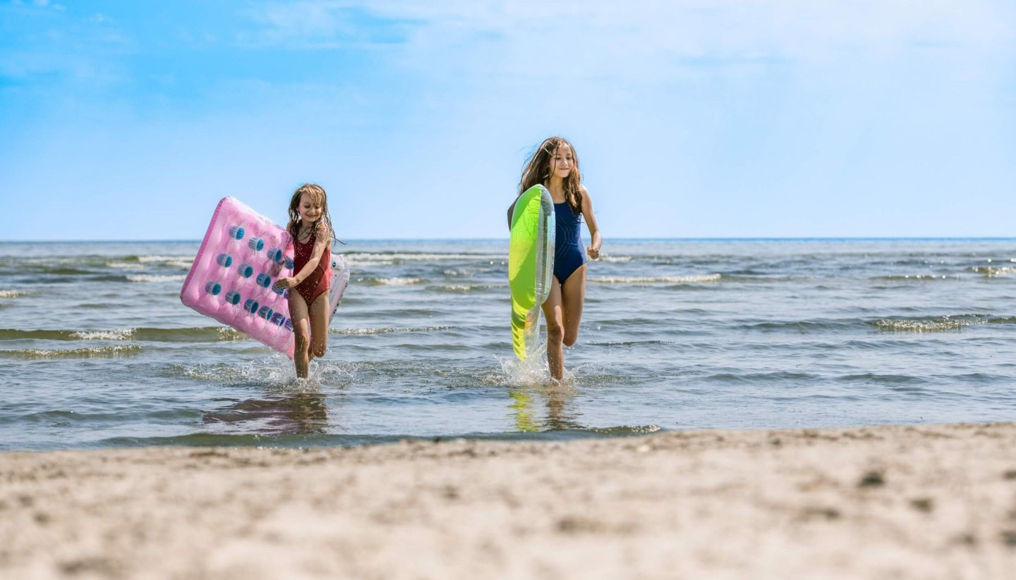 Ostsee mit Luftmatratzen: Josi und Luna am Usedomer Strand., © TMV/Tiemann