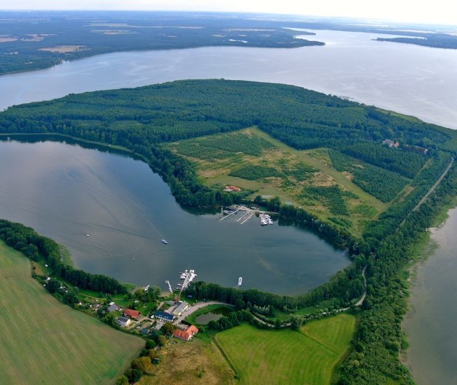 Luftbild des Fischereibetriebes mit Ferienhäusern, © Fischerei und Räucherei Alt-Schwerin/Dietmar Bürth