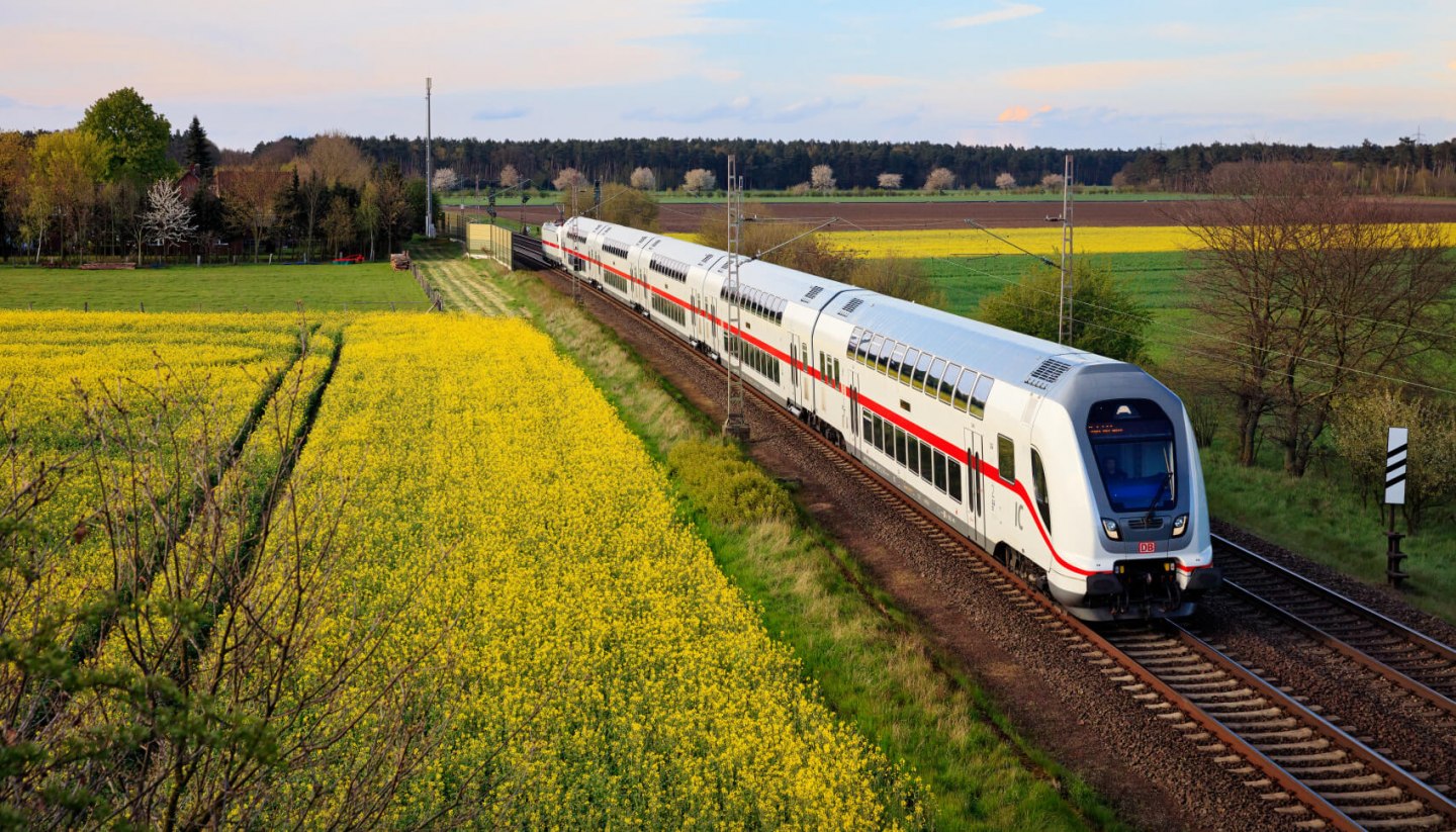 Vorbei an einem Rapsfeld - Intercity 2 des DB Fernverkehr, © Deutsche Bahn AG / Georg Wagner