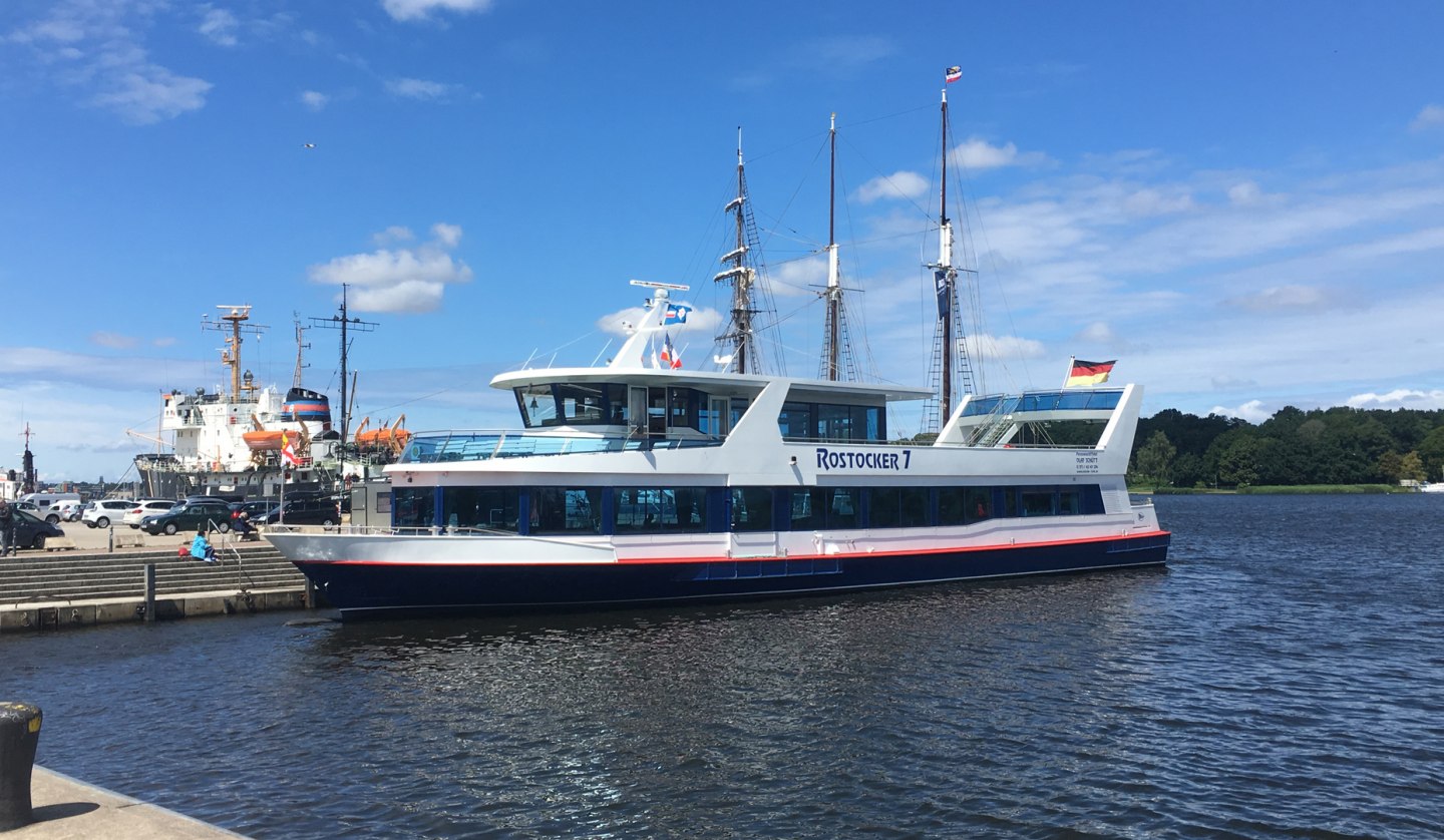 Mit Kapitän Olaf Schütt auf dem Flaggschiff "Rostocker 7" unterwegs., © Rostocker Flotte/Olaf Schütt