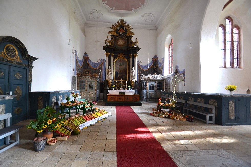 Innenansicht der St. Jacobi Kirche in Gingst auf Rügen zum Erntedank, © Tourismuszentrale Rügen