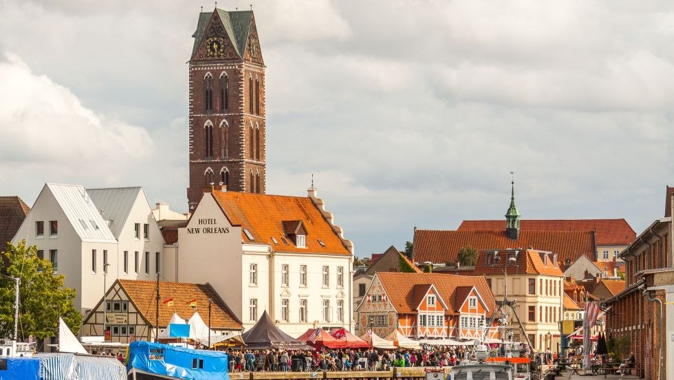 Nur der 80 m hohe Kirchturm ist als weithin sichtbares Wahr- und Seezeichen erhalten geblieben, © TZ Wismar, Alexander Rudolph