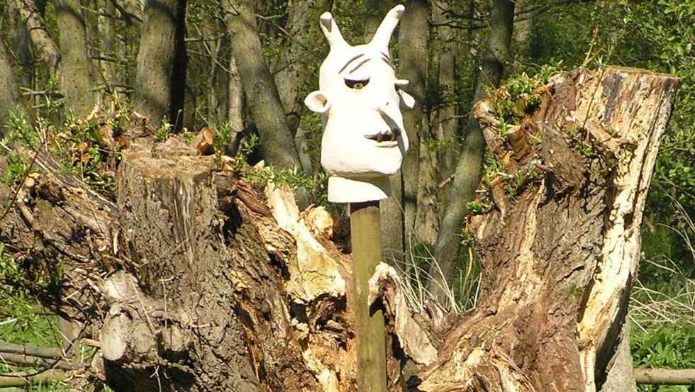 Teufelskopf aus weißem groben Ton auf Weidenstumpf, © Gerhard Güthoff