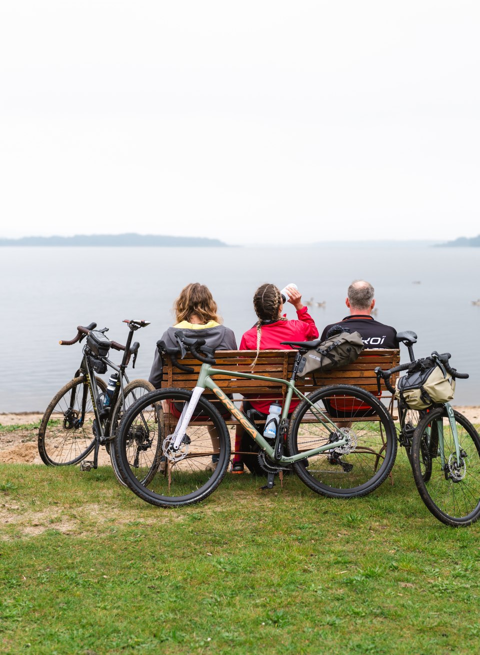 Rast muss sein! Am Malchiner See lassen Sarah und ihre beiden Kumpels Vito und Thomas bei einer Pause die Seele baumeln.