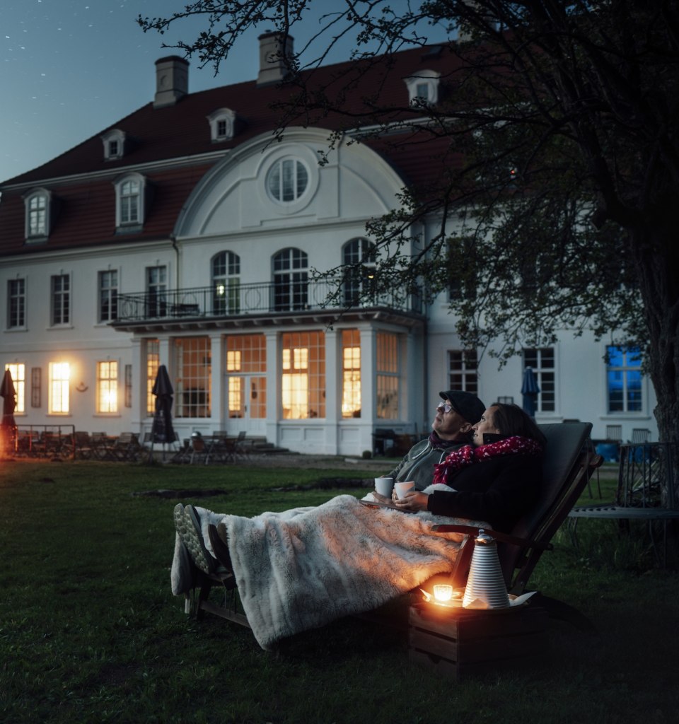 Warme Decken, ein Glas Wein und Millionen von Sterne - so geht Romantik auf Schloss Vietgest, © TMV/Petermann