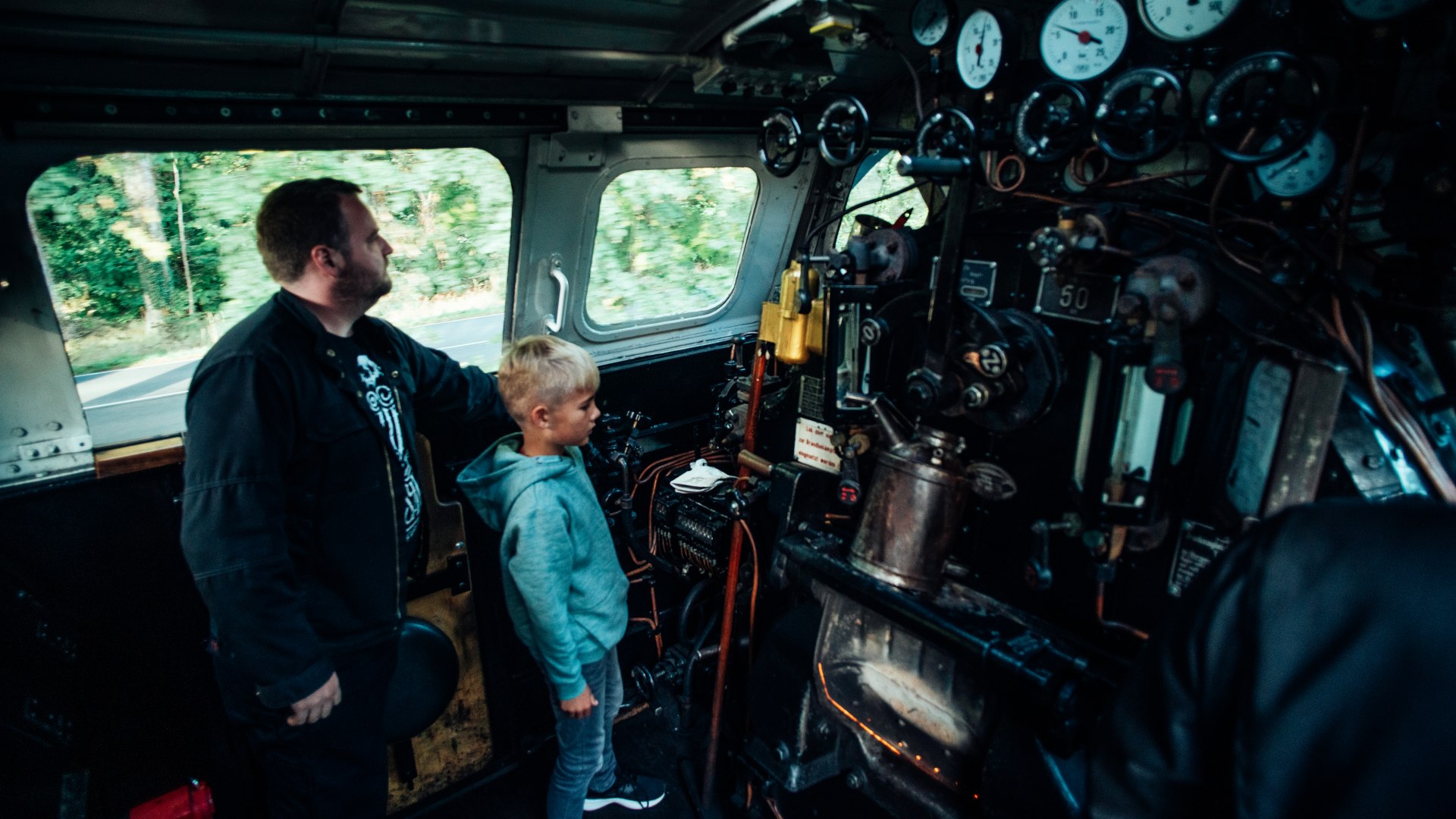 Bei der Molli-Bäderbahn dürfen Gäste auch vorn im Führerhaus mitfahren, © TMV/Gänsicke