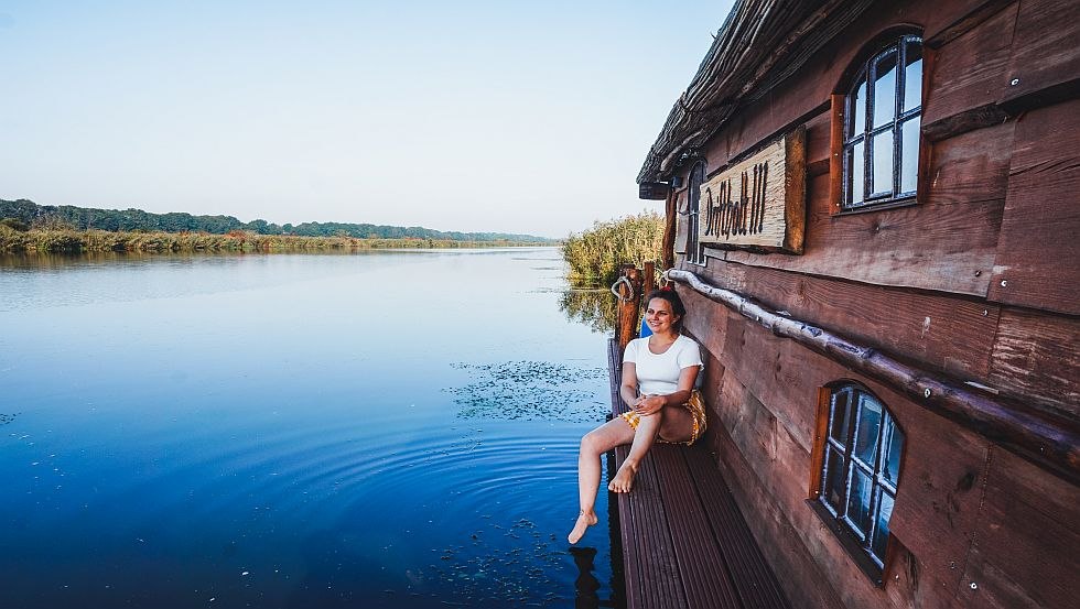 Für Entspannen in der Natur eignet sich am besten eine Fahrt mit dem Floß entlang der Peene, © TMV/WorldonaBudget