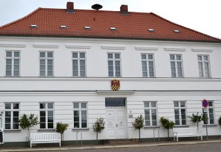 Rathaus Putbus, © Tourismuszentrale Rügen