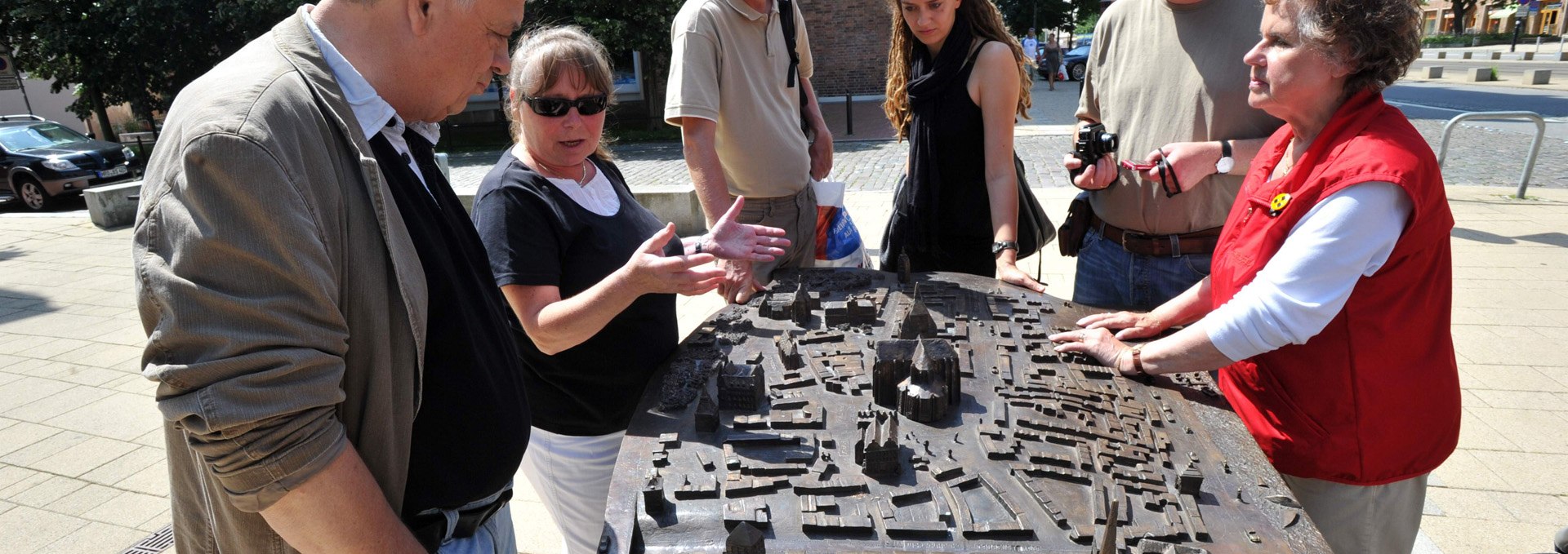 Das Tastmodell der Rostocker Altstadt bietet Blinden und Sehgeschädigten eine gute Orientierung., © TZRW/Joachim Kloock