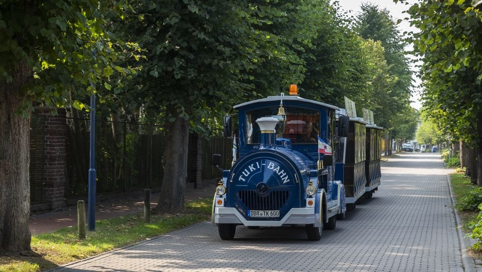 Die TUKI-Bahn auf ihrer Fahrt durch Graal-Müritz, © Tourismus- und Kur GmbH Graal-Müritz (AP)