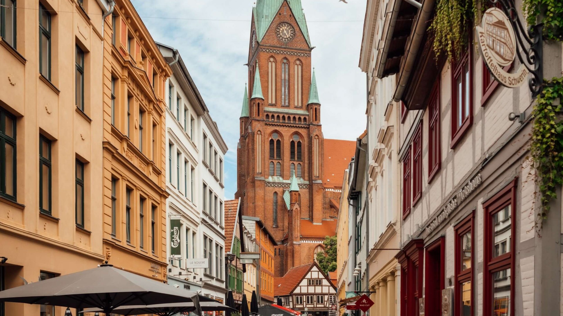 Blick auf den Schweriner Dom aus der Buschstraße in Schwerin