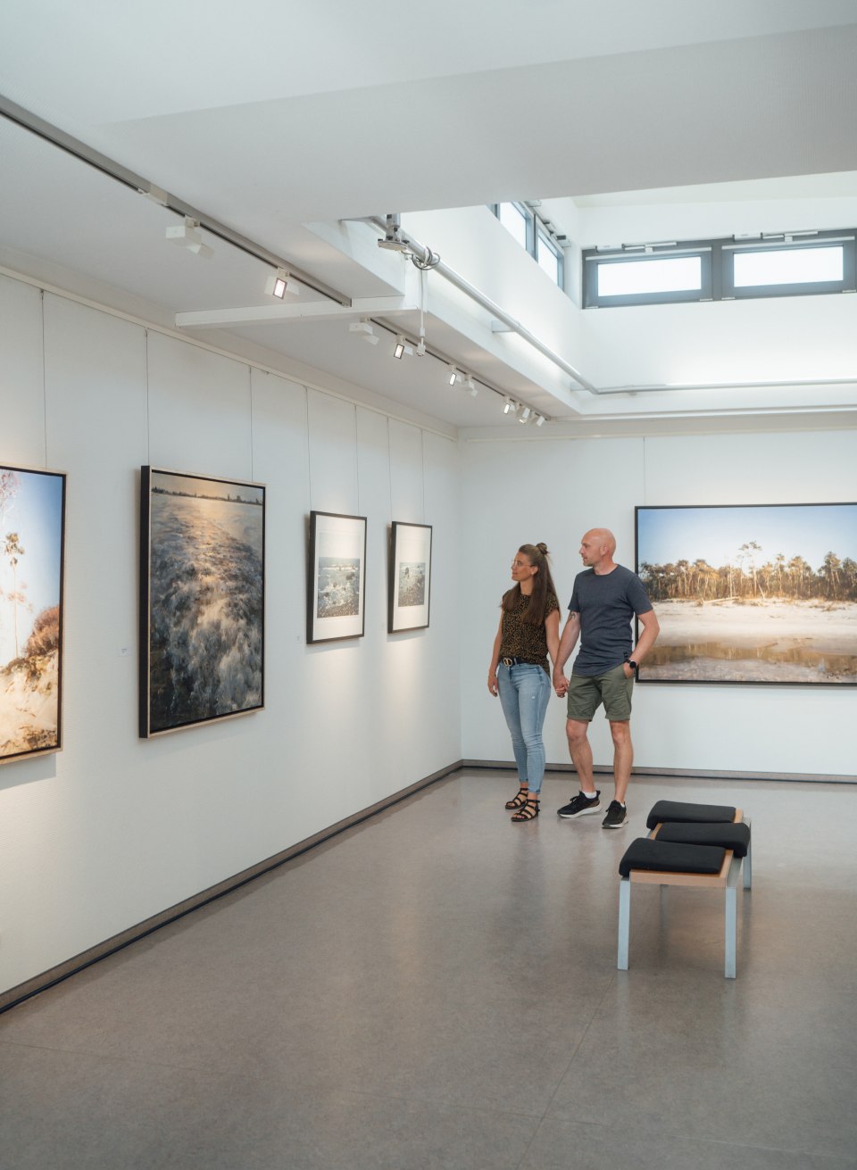 Hand in Hand, Bild für Bild: In den zahlreichen Galerien von Ahrenshoop lassen sich Kunst bewundern und Kreativkurse belegen., © TMV/Petermann