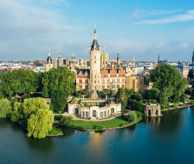 Das Schweriner Schloss tront als Wahrzeichen über die Landeshauptstadt Schwerin, © TMV/Gänsicke