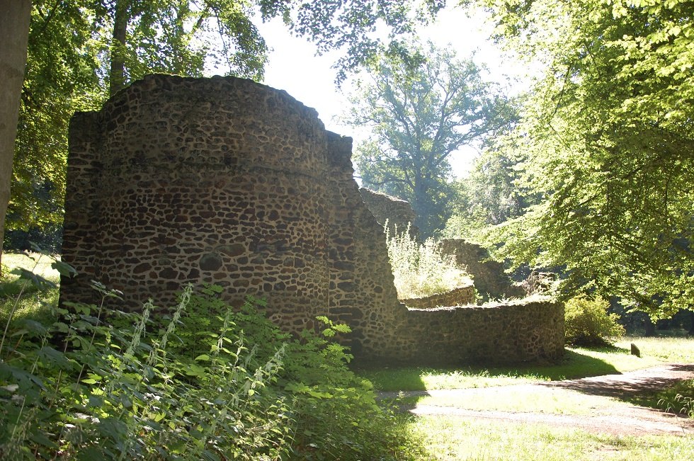 Der angedeutete Burgturm ist Teil der Grotte und sorgt seit mehr als 200 Jahren für romantische Stimmung., © Gabriele Skorupski