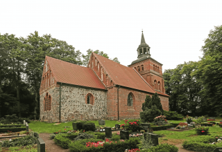 Seitenansicht der Kirche und Friedhof, © TMV/Gohlke