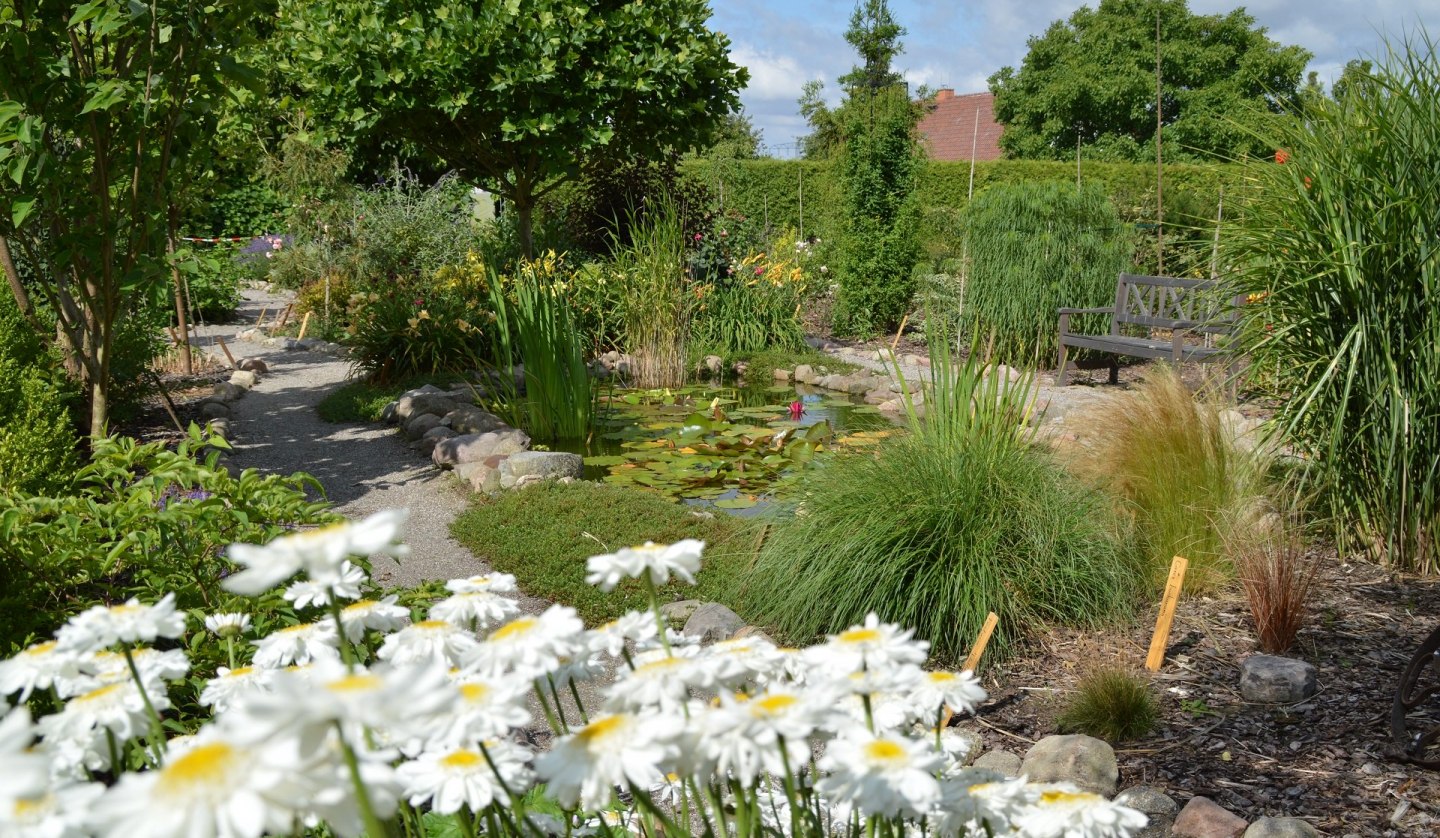 Ruhige Sitzgelegenheit am Gartenteich, © Kevin Hager (Baumschule Hager)