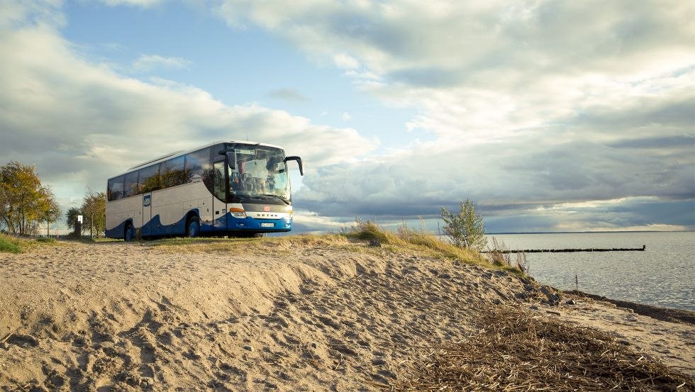 Von den Metropolen Deutschlands aus geht´s mit Bussen preisgünstig und umweltfreundlich bis an die Ostsee., © Usedomer Bäderbahn GmbH