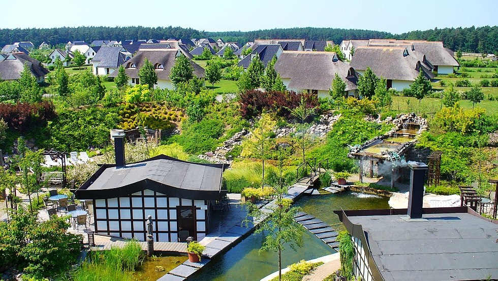 Blick auf die Außensaunen und die umliegenden Ferienhäuser, © VdV Resort Linstow