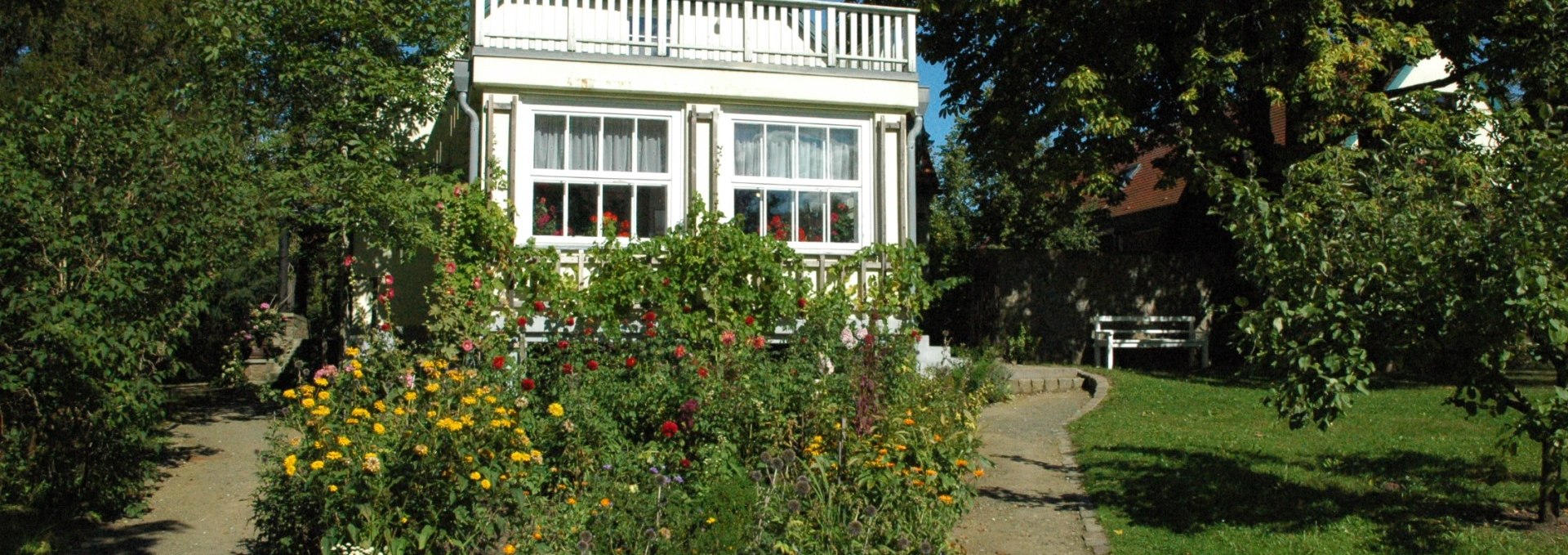 Blick vom Garten auf das Wohnhaus, © Kurverwaltung Feldberger Seenlandschaft