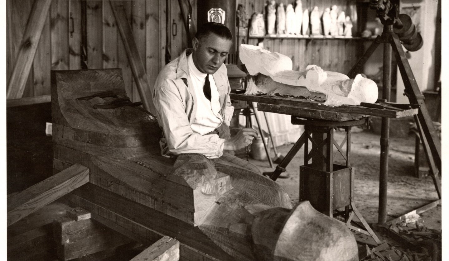 Bildnachweis: Bernhard Böhmer an der Holzskulptur „Magdeburger Ehrenmal“ (1928/29) von Ernst Barlach in dessen Atelier in der Walkmühlenstraße 21 in Güstrow, Güstrow 1929 © Ernst Barlach Stiftung, Foto: Berthold Kegebein, © Bildnachweis: Bernhard Böhmer an der Holzskulptur „Magdeburger Ehrenmal“ (1928/29) von Ernst Barlach in dessen Atelier in der Walkmühlenstraße 21 in Güstrow, Güstrow 1929 © Ernst Barlach Stiftung, Foto: Berthold Kegebein