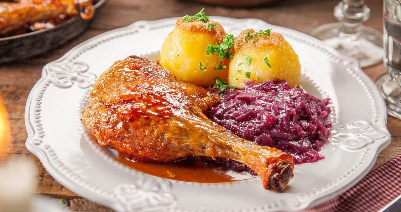 Leckere Enten-Keule mit brauner Soße, Klößen und Rotkohl, © Karls Markt OHG