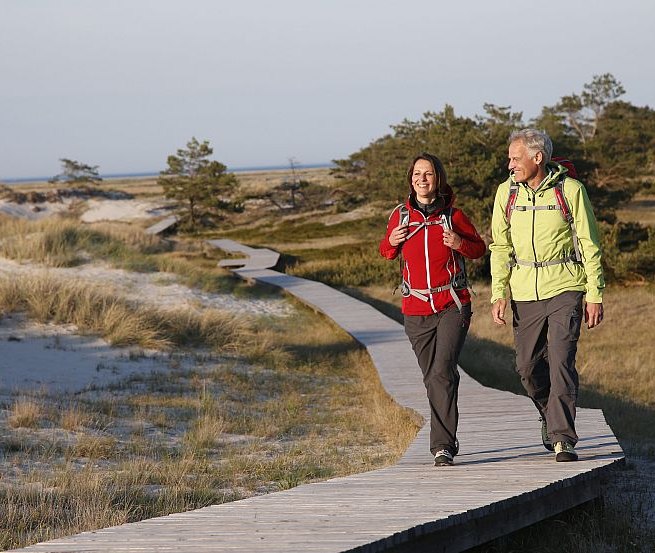 Lohnender Holzweg: Auf dem Darß führen viele Wege direkt ans Meer, © TVFDZ/outdoor-visions.com