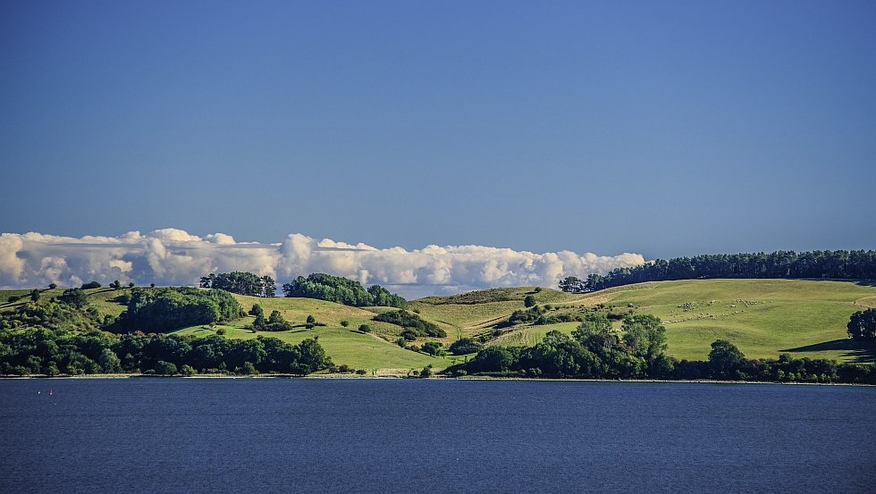 Die Landschaft der Halbinsel Mönchgut auf Rügen besticht durch ihre sanften Hügel, © TZR/C. Thiele