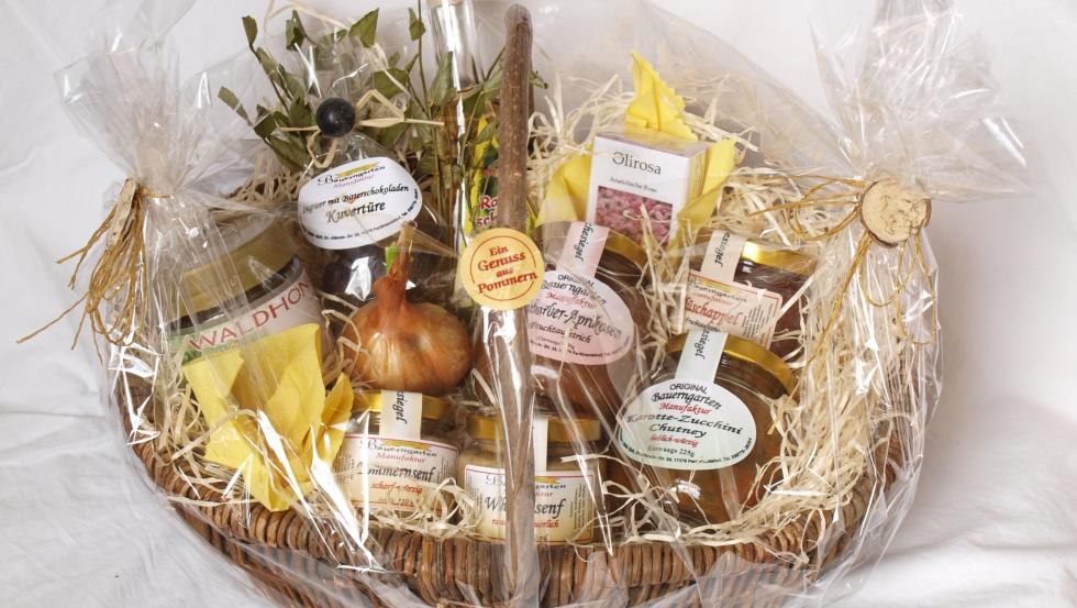 Pommernkorb gefüllt mit regionalen Produkten, © Original Bauerngarten Manufaktur