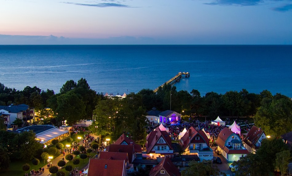 Abendaufnahme Ansicht Seebrücke und Kurpark, © Moritz Kertzscher