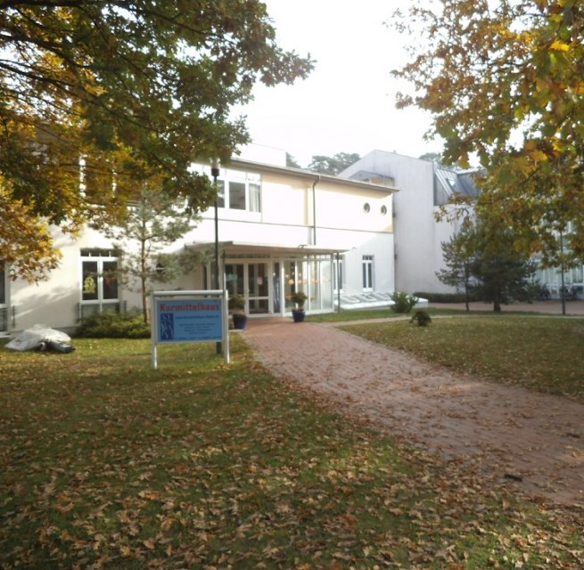 Kurmittelhaus im Ostseebad Baabe - Herbstansicht -, © Tourismuszentrale Rügen