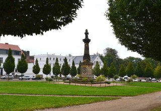 Putbusser Markt mit Blick zum Theater, © Tourismuszentrale Rügen