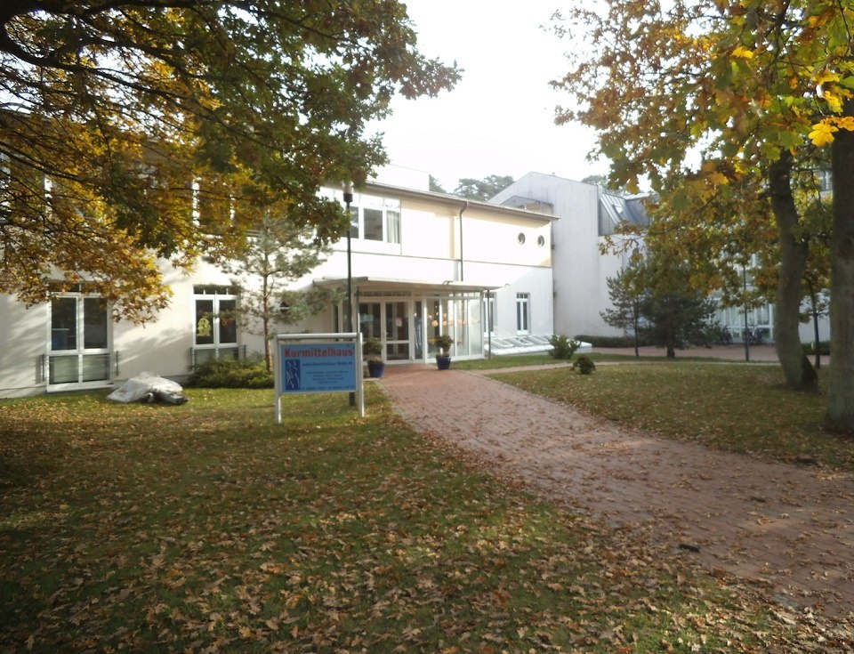 Kurmittelhaus im Ostseebad Baabe - Herbstansicht -, © Tourismuszentrale Rügen