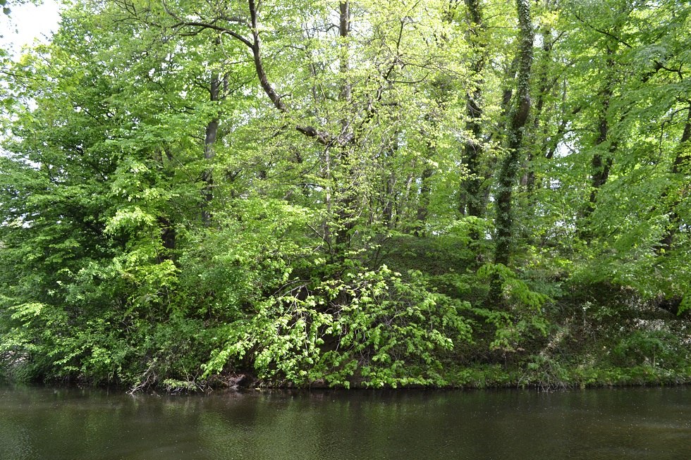 Erhebung des Turmhügels am Wassergraben., © Lutz Werner