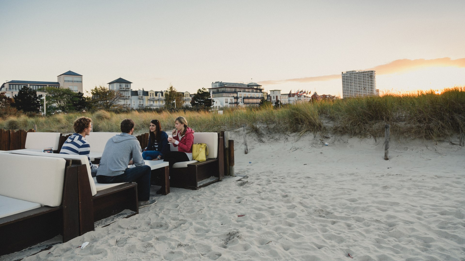 Direkt am Strand von Warnemünde in der Schusters Bar , © TMV/Roth