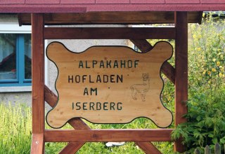 Unser Hof-Schild- gebaut von einer Einrichtung für psychisch Kranke und behinderte Menschen., © Marco Holter