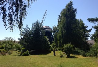 die idyllisch gelegene Erdholländerwindmühle Trassenheide, © Sabrina Wittkopf-Schade