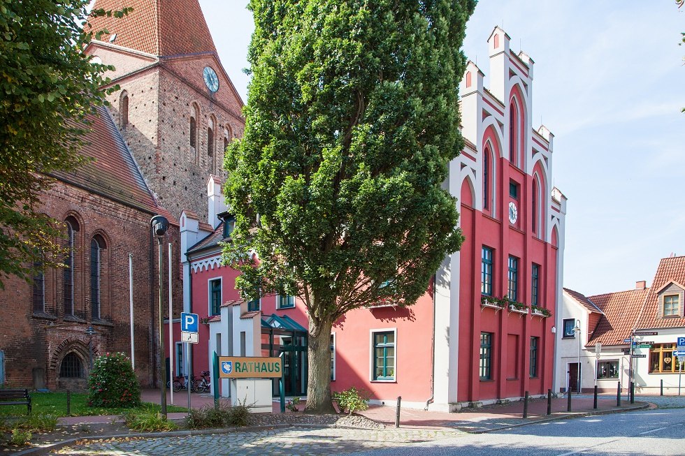 Das Rathaus liegt direkt neben der Kirche., © Frank Burger