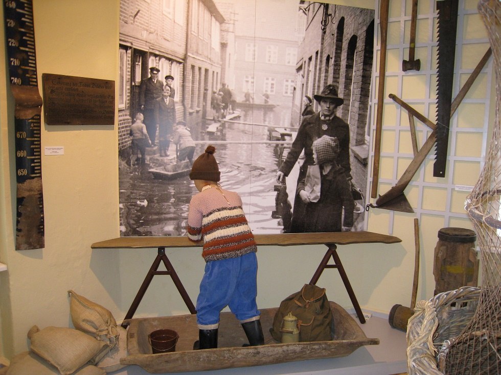 In der Ausstellung nicht zu übersehen: Eine Installation zum Thema Hochwasser., © Heimatmuseum