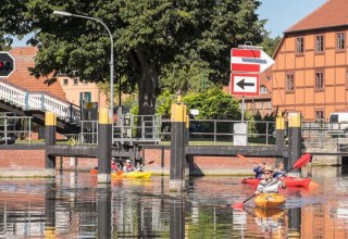 Unsere schöne Altstadt Tour, vorbei an Fach- und Backsteinhäusern durch die Schleuse unter der Hubbrücke durch bis zum Plauer See., © Monty Erselius