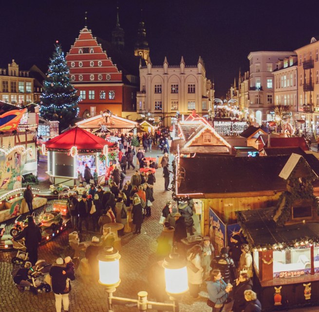 Auch dieses Jahr lockt der Greifswalder Weihnachtsmarkt wieder mit seinem gemütlichen Altstadtcharme und seiner besinnlichen Atmosphäre. Ab dem 28. November kann in die Welt des Greifswalder Weihnachtszaubers eingetaucht werden, wenn sich der Historische Marktplatz inmitten der Altstadt wieder zum Weihnachtsmarkt verwandelt., © Wally Pruß