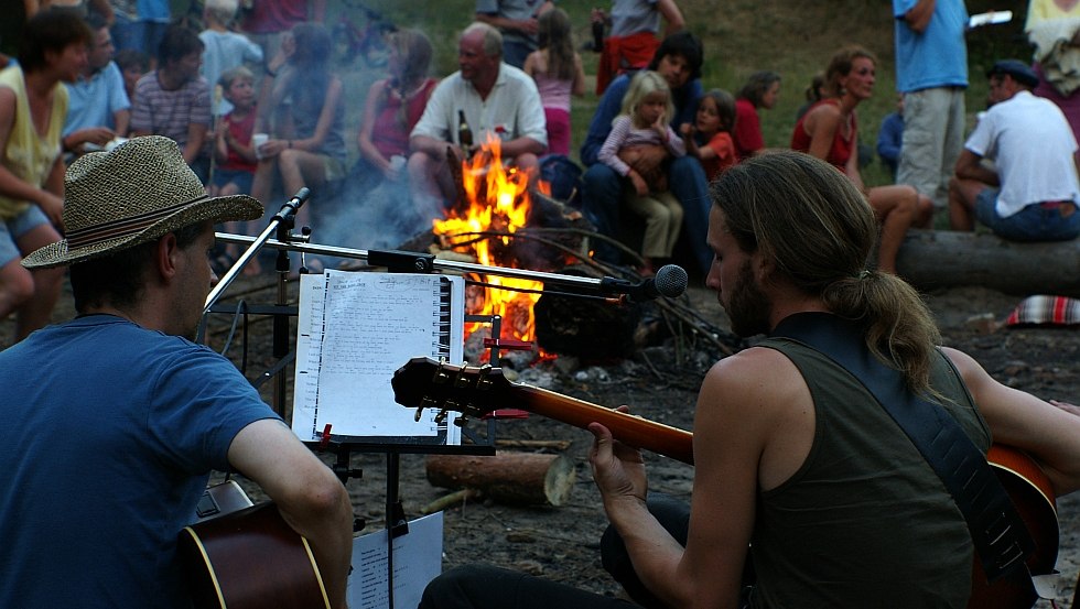 Lagerfeuermusik an der separaten Lagerfeuerstelle im Hexenwäldchen, © Hexenwäldchen