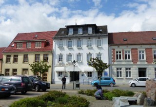 Hotelansicht direkt am Markt in Loitz, © Walter Oster