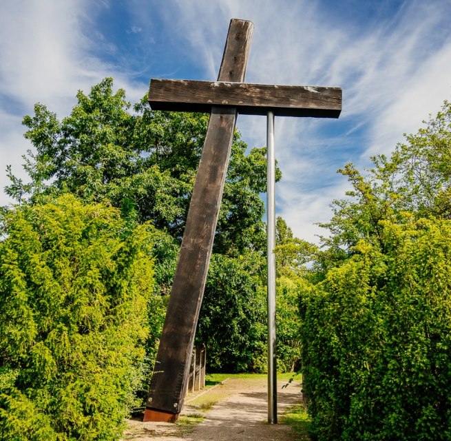 Gestütztes Kreuz am Eingang zur Mahn- und Gedenkstätte Fünfeichen, © Christian Thiele
