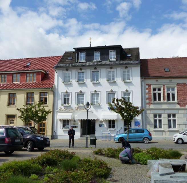 Hotelansicht direkt am Markt in Loitz, © Walter Oster