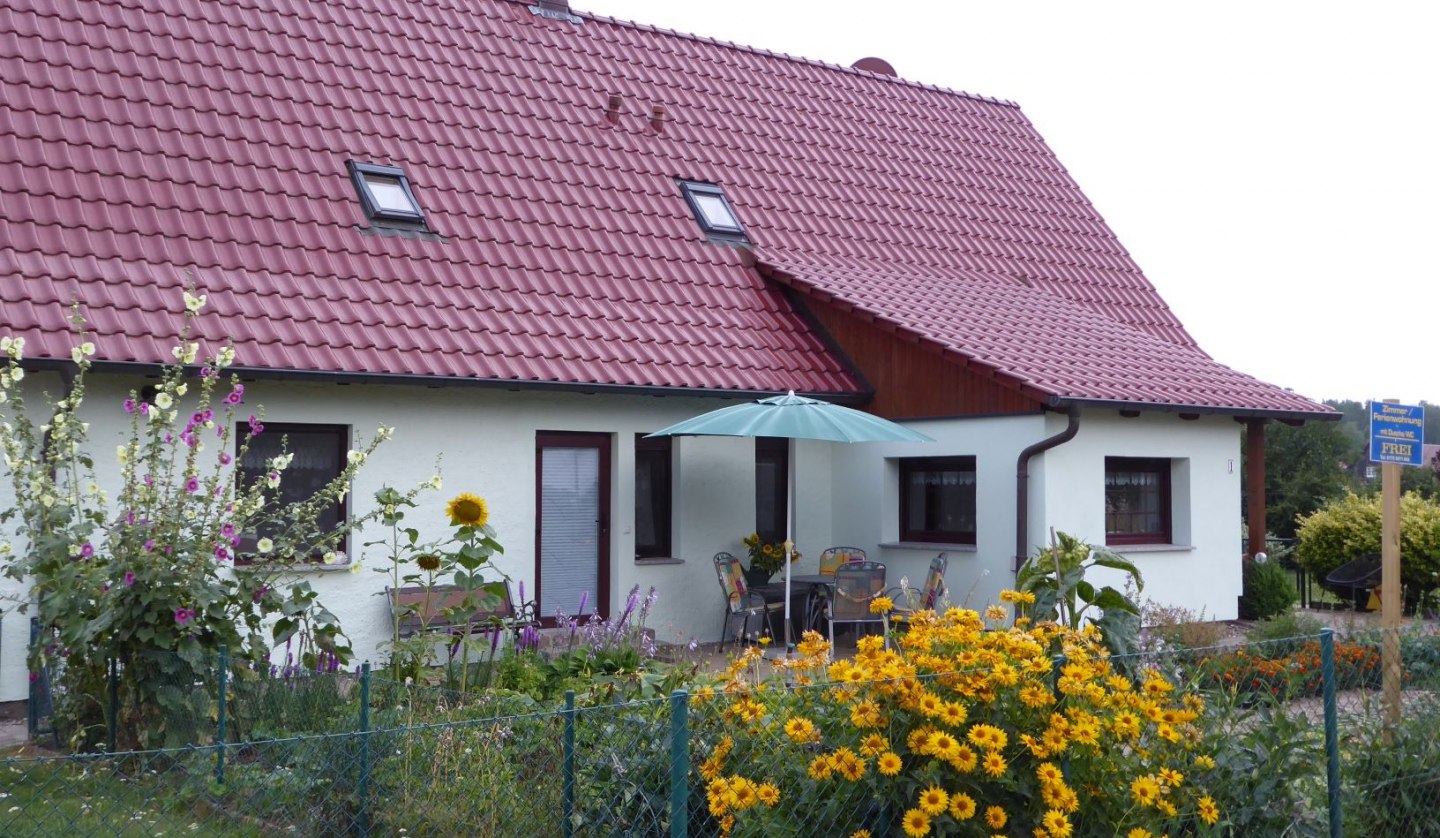 Eingang zur Ferienwohnung mit Sitzmöglichkeit im Garten, © Beate Lindstaedt